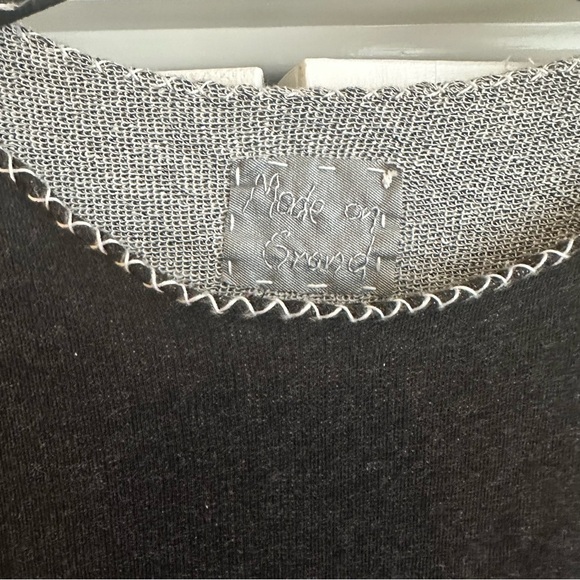 MADE ON GRAND BLACK SWEATER W MAPLE LEAF APPLIQUÉ AND EXPOSED STITCHING SZ LARGE - Picture 4 of 6